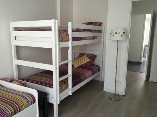 - 2 lits superposés blancs dans une petite chambre dans l'établissement Julie's Homes Disneyland, à Serris