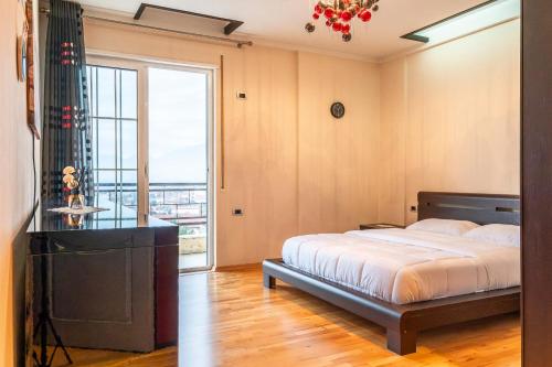 En eller flere senge i et værelse på 1 Min to Center Apartment with Panoramic View