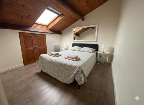 a bedroom with a bed with two towels on it at Appartement plein centre wifi terrasse in Avignon