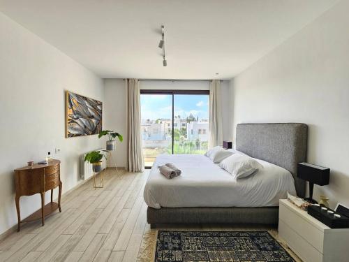 En eller flere senge i et værelse på Elegant and modern villa V 04