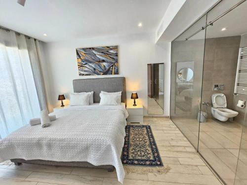 Et badeværelse på Elegant and modern villa V 04