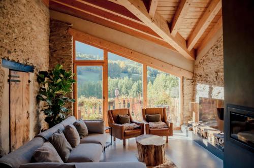Una sala de estar con un sofá y una chimenea. en Espectacular Chalet de Montaña Pirineos, Burg, en Burg