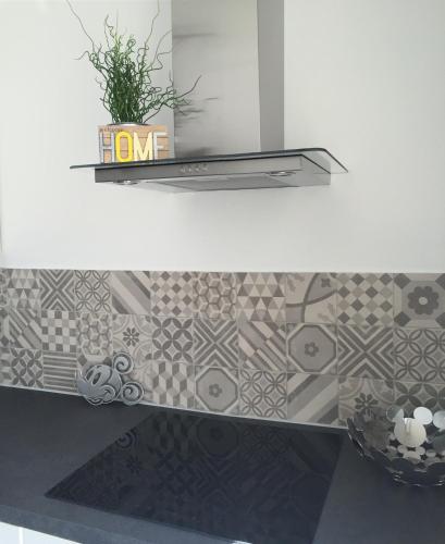 une salle de bains pourvue d'une étagère avec une plante. dans l'établissement Julie's Homes Disneyland, à Serris