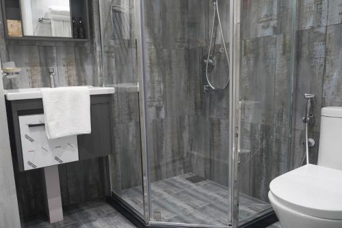 een badkamer met douche en toilet bij LemonRock Comfort in Male City