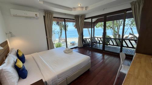 ein Schlafzimmer mit Bett und Meerblick in der Unterkunft Morning Star Resort in Baan Tai