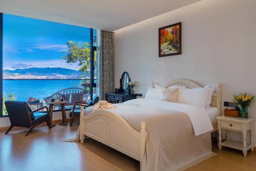 Postel nebo postele na pokoji v ubytování Blue Sea Hotel