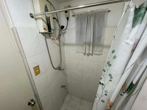 een badkamer met een douche met een douchegordijn bij Palette Gems Hotel and Conference Center in Antipolo