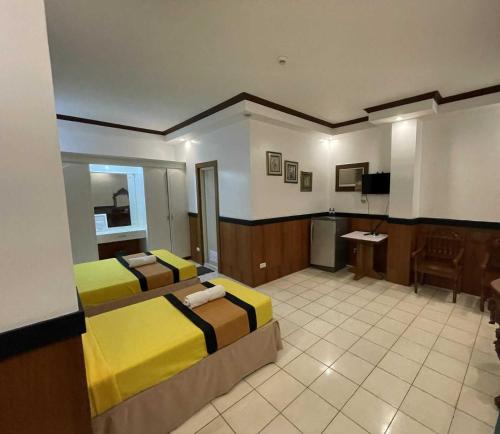 een hotelkamer met twee bedden en een badkamer bij Palette Gems Hotel and Conference Center in Antipolo