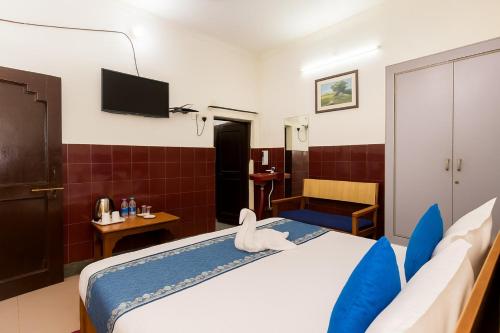 ein Hotelzimmer mit Bett und Flachbildfernseher in der Unterkunft The Ayodhya Ji Palace in Ayodhya