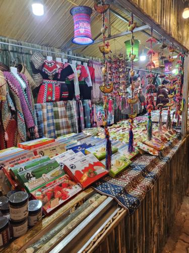 een winkeldisplay met veel verschillende artikelen tentoongesteld bij Lộc Phát hotel Mộc Châu in Bả Duộc