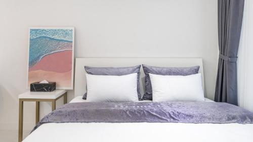 En eller flere senge i et værelse på Yeosu Hemiswi SPA Pension