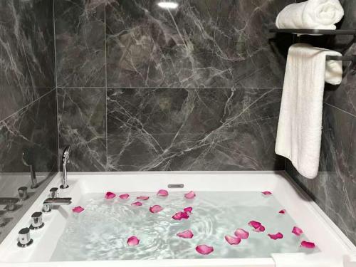 Koupelna v ubytování Kinno International Hotel