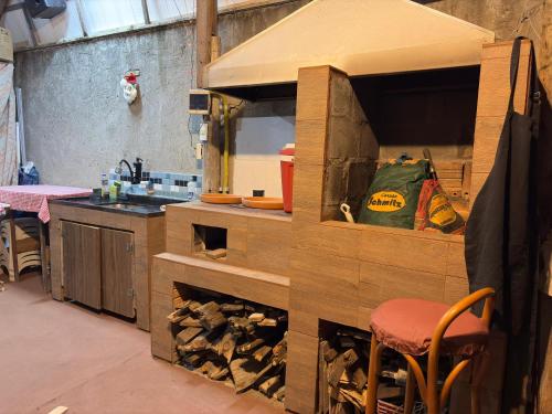 een houten kast met een aanrechtblad en een stoel in een kamer bij Chalé Amanhecer no Sul da Ilha in Florianópolis