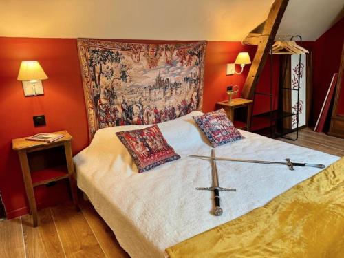 Un ou plusieurs lits dans un hébergement de l'établissement Logement à thème médiéval avec balneo