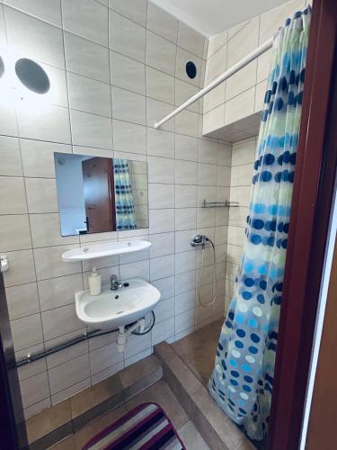 a small bathroom with a sink and a shower at Jabłoń w Ogrodzie in Częstochowa