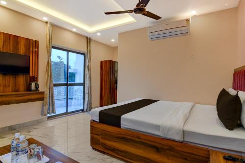 En eller flere senge i et værelse på Townhouse Mandarmani Beach Formerly Tropicana Beach Resort