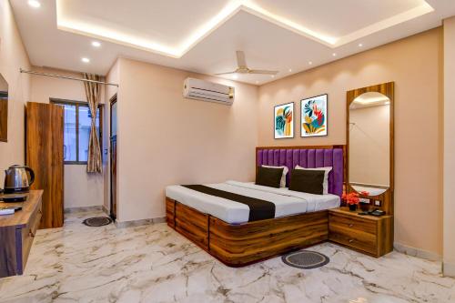 En eller flere senge i et værelse på Townhouse Mandarmani Beach Formerly Tropicana Beach Resort