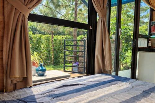 Balkón nebo terasa v ubytování The Honey House Sóc Sơn