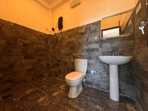 a bathroom with a toilet and a sink at Green Mount Eye Ella in Ella
