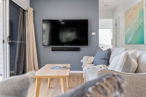 Et tv og/eller underholdning på Elements of Hyams - perfect Hyams Beach getaway