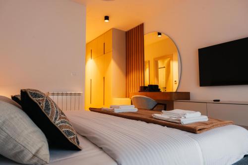 een slaapkamer met een groot bed en een grote spiegel bij Hotel Nordik in Motički Gaj