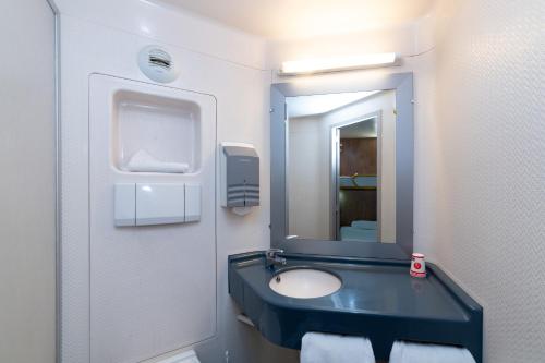 Et badeværelse på Kyriad Direct Macon Sud