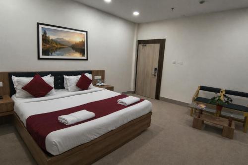 Giường trong phòng chung tại Hotel Opulence Kalinga