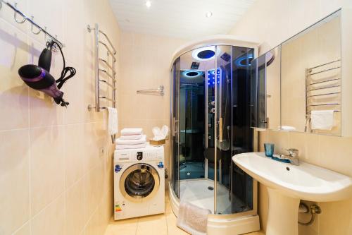 モスクワにあるLux Apartments - Seliverstov Pereulokのバスルーム(洗濯機、シンク付)