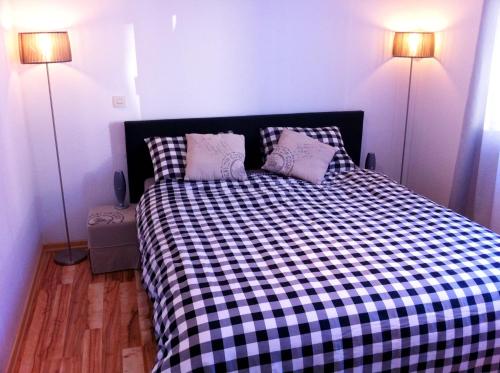 um quarto com uma cama xadrez em preto e branco em Vakantiehuisje Winterberg em Winterberg