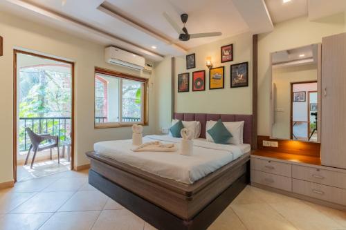 Giường trong phòng chung tại Heritage Exotica Retreat 3BHK JAQK Holidays
