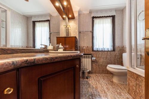 un bagno con lavandino e WC di El Pongallin a Sevares