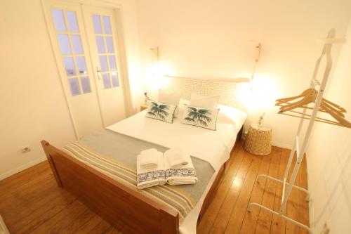 - une chambre avec un lit et 2 serviettes dans l'établissement Spacious 2 bedroom Apt with large living room Lisbon, à Lisbonne
