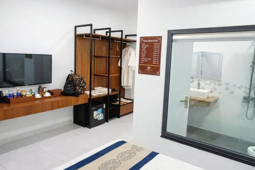 een kamer met een badkamer met een wastafel en een spiegel bij Điêu Thuyền Hotel Bến Tre in Ben Tre