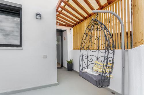 ein Zimmer mit einer Schaukel im Flur eines Hauses in der Unterkunft Mar Y Sol in Caleta de Fuste
