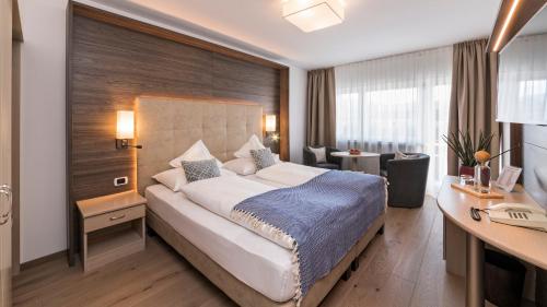 En eller flere senge i et værelse på Hotel Sun