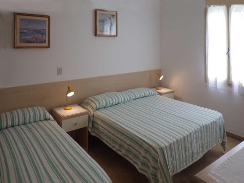 リニャーノ・サッビアドーロにあるMeryのベッド2台、ランプ2つ(テーブル付)が備わる客室です。