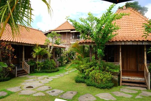 ein Haus mit einem Garten davor in der Unterkunft Nauna Villa Bali in Ubud