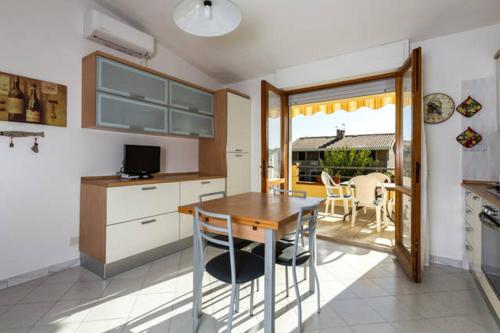 Η κουζίνα ή μικρή κουζίνα στο Mare Smeraldo Appartamento