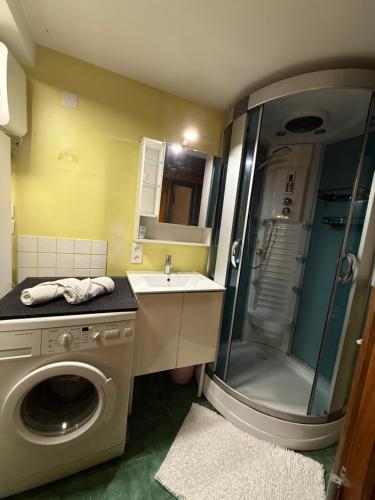 Ein Badezimmer in der Unterkunft Maison de village , terrasse et spa