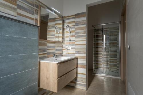 een badkamer met een wastafel en een douche bij La casetta b&b in Ceraso