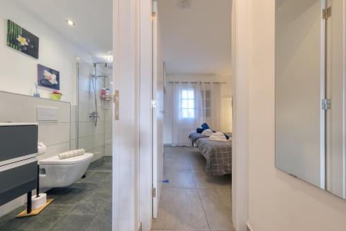 een badkamer met een bad en een bed in een kamer bij Carpe Diem - Shared Pool By Lanzarote Vacation Homes in Puerto del Carmen