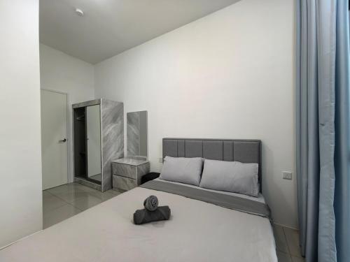 En eller flere senge i et værelse på Alor Setar Lavanya Comfy Suite 01