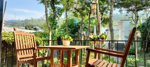 a table and two chairs on a balcony at Sunny House Homestay in Tam Ðảo