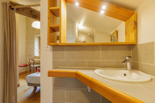 une salle de bains avec un lavabo et un miroir dans l'établissement Gite de Marbois, 