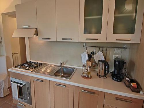 eine Küche mit Spüle und Herd in der Unterkunft Modern holiday home in Foligno - Loc with pool in Case Vecchie