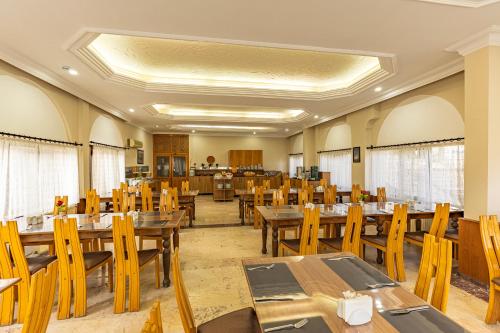 een eetkamer met houten tafels en stoelen bij Ciner Hotel in Goreme