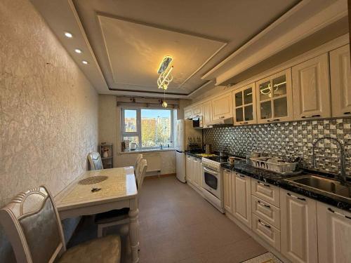 Kuchyň nebo kuchyňský kout v ubytování Central Apartment