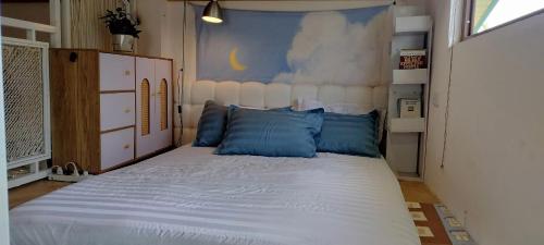 En eller flere senge i et værelse på Sunny House