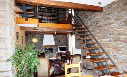 ロシュオーにあるLa Grangeのレンガ造りの壁の部屋の階段