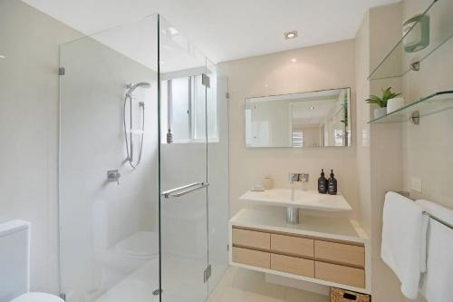een badkamer met een douche en een wastafel bij Coastal Chic with Heated Pool Quiet Location in Sunshine Beach
